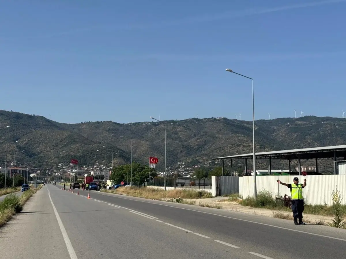 aydinda-jandarmadan-sok-yol-denetimi-3-arac-trafikten-men-edildi-ZsMzNtAc.jpg