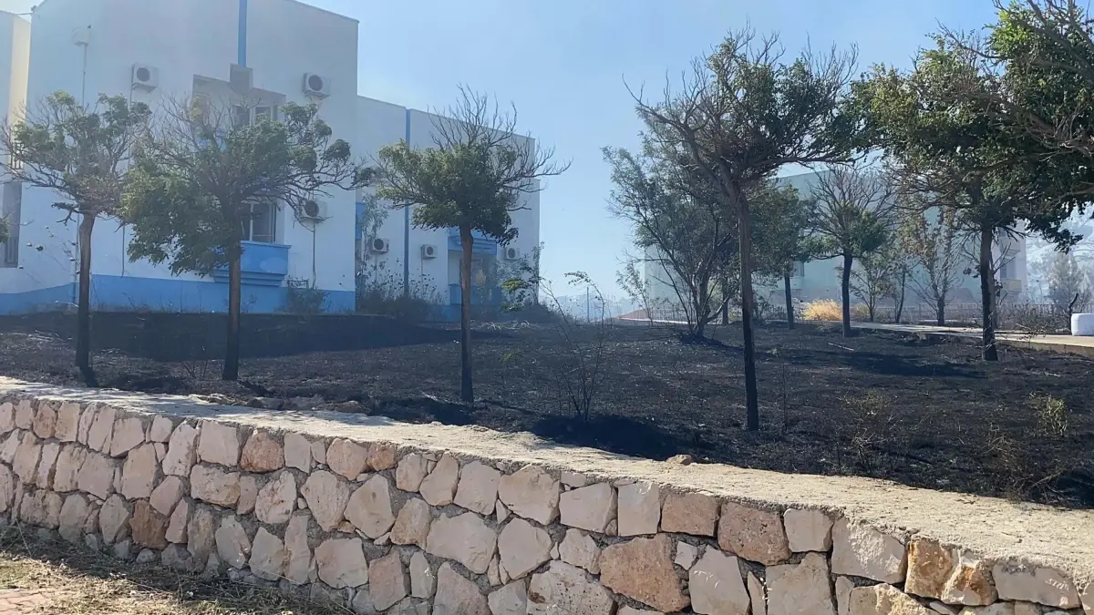 aydinda-yangin-toplumsal-tesisin-bahcesine-sicradi-YmswVSni.jpg