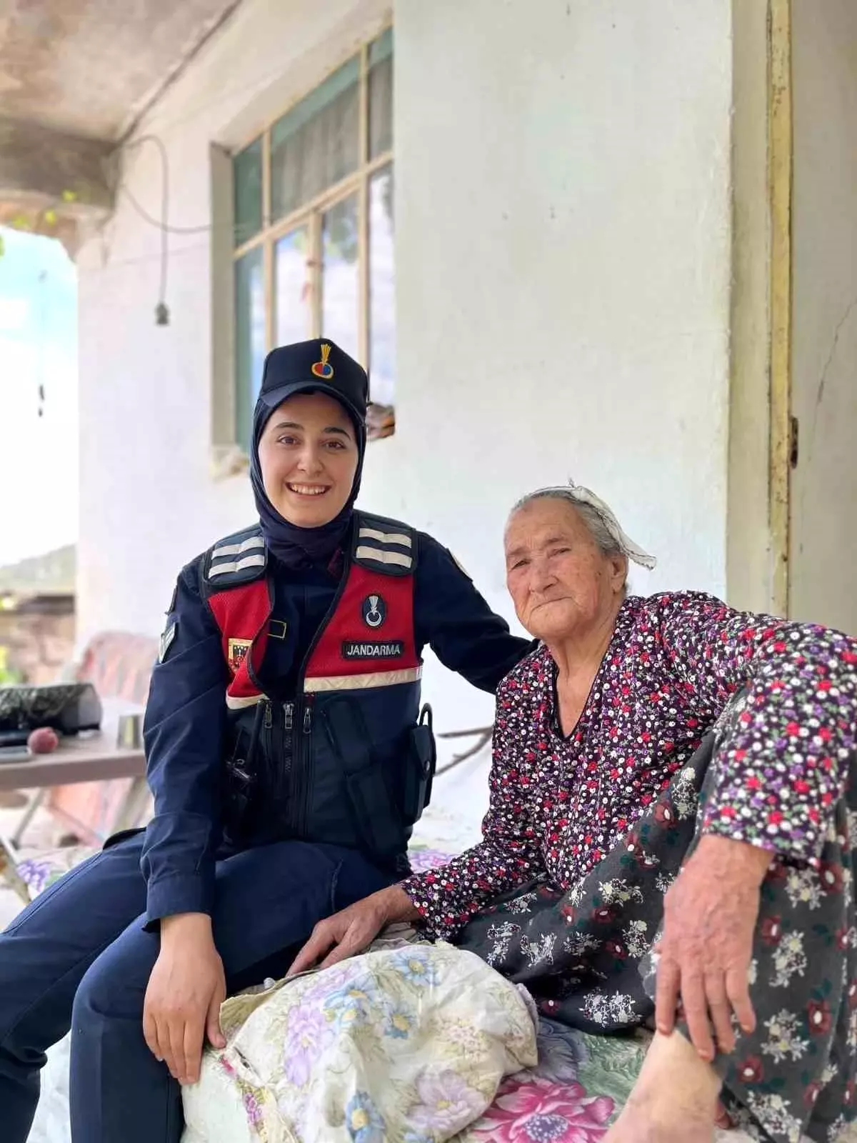 jandarma-takimlarindan-yaslilara-vefa-ziyareti-gR1cpr2j.jpg