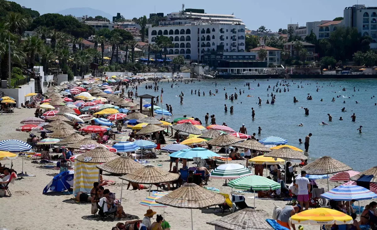 kusadasinda-cok-sicak-hava-plajlari-doldurdu-txV2LFyX.jpg