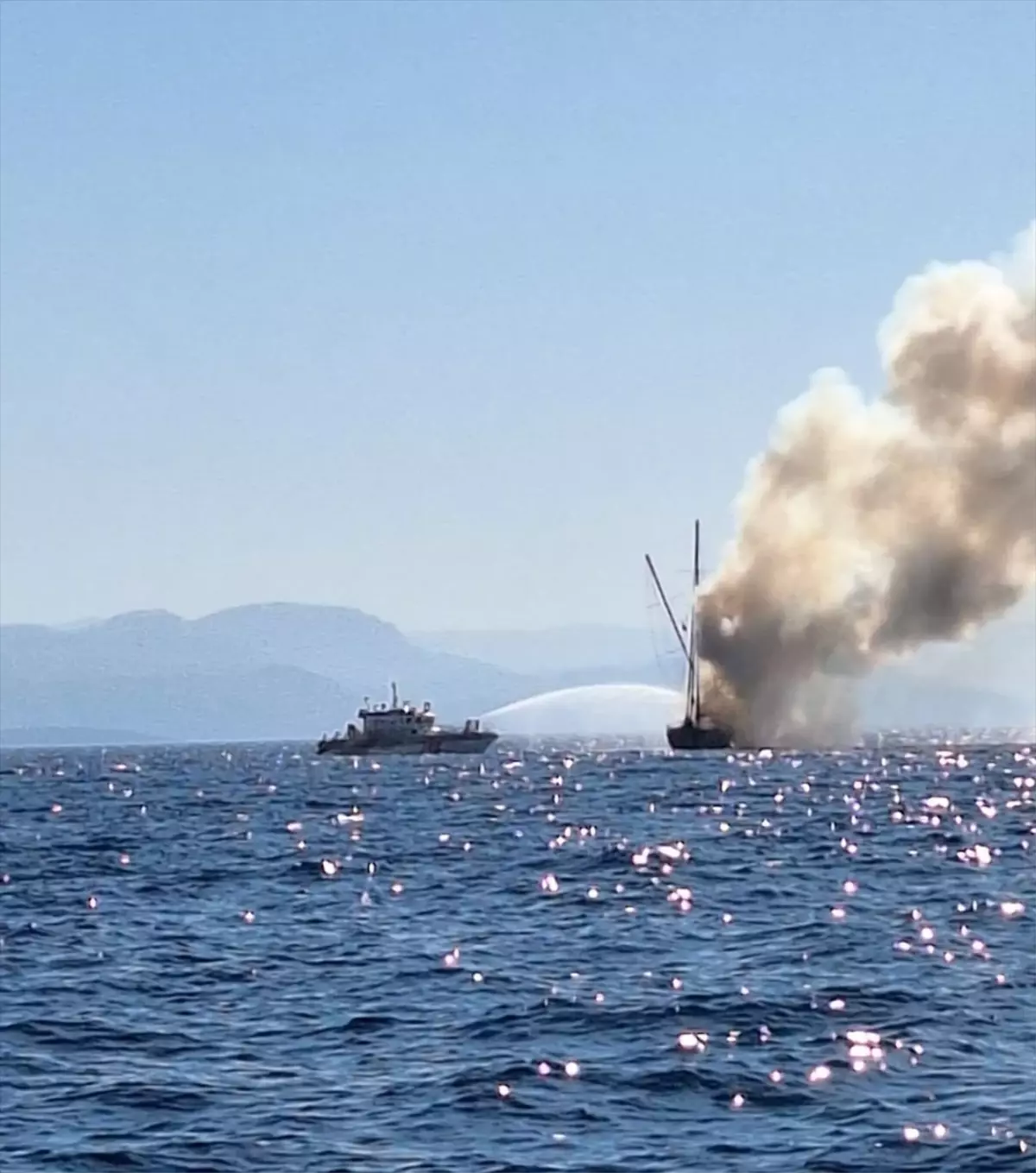 bodrumda-yangin-cikan-tekne-batti-13-kisi-kurtarildi-ISXZ6jR8.jpg