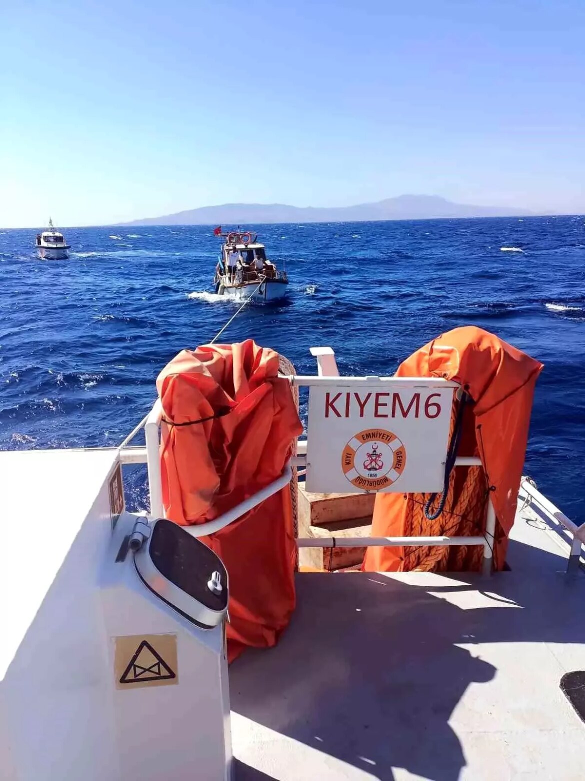 bodrumda-makine-arizasi-yapan-tekne-kurtarildi-HJ5jpR17.jpg