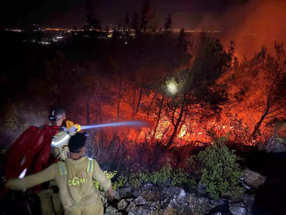 sokede-cikan-yangin-takimlarin-ugrasiyla-denetim-altina-alinmaya-calisiliyor-OvqKEePI.jpg